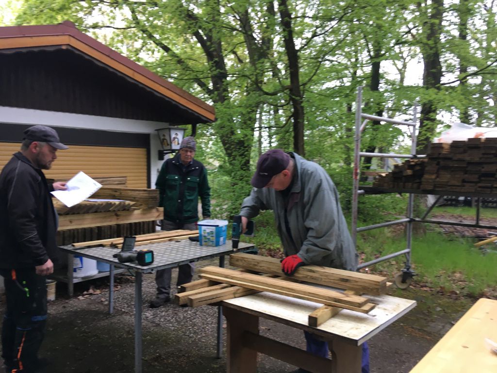 Unsere Kleingärtnerinnen und Kleingärtner beim Gemeinschaftshochbeetebau auf dem Vorplatz der KGA Heimaterde in Neukölln.